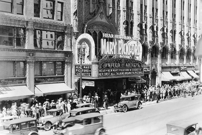Crowds line up for Mary Pickford’s first talkie, “Coquette” at the United Artists Theatre