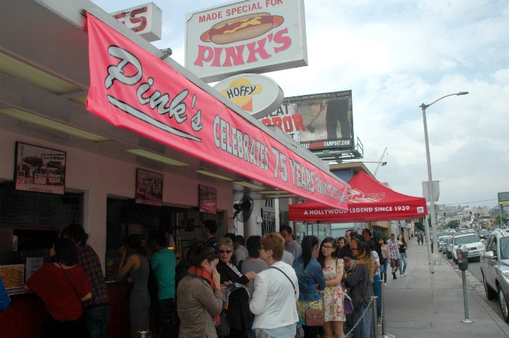 Sally Guo and Susanna Niu in line at Pink’s Hot Dogs